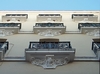 Hausfront mit kleinen Balkonen
