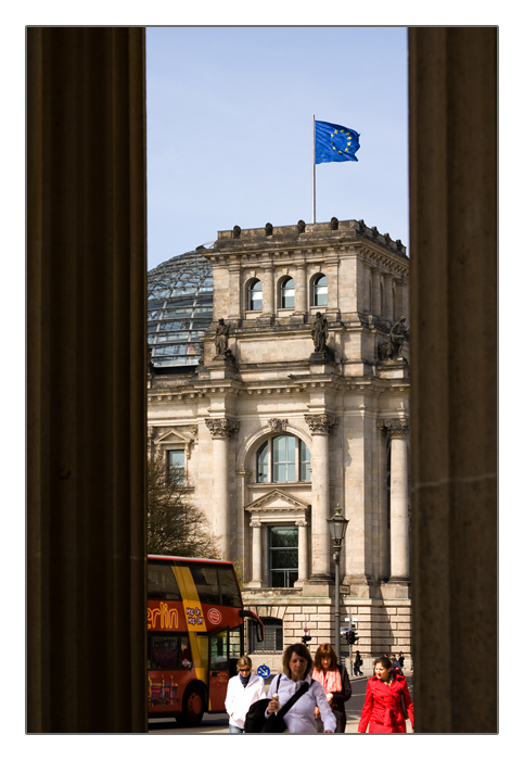 Blick durch die Säulen des Brandenburger Tores auf das Reichstagsgebäude