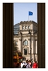 Blick durch die Säulen des Brandenburger Tores auf das Reichstagsgebäude