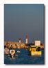 Yachthafen von Corro im Abendlicht mit dem Leuchtturm am Cap Couronne im Hintergrund 