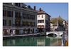 der Fluss Thiou fliesst durch Annecy (Haute-Savoie)