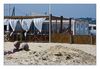 zwei in Sand eingegrabene Männer vor einer Strandbar bei Ramatuelle (Saint Tropez)