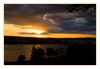 Sonnenuntergang und Schlechtwetter- Wolken am Staudamm (Lac) de Naussac, bei Langogne, Languedoc-Roussillon