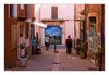 Gasse in Rossilon mit Gemälde, Vaucluse, Provence-Alpes-Côte d’Azur