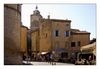 am Platz Chateau des Gordes, im Hintergrund die Kirche Saint-Firmin, Vaucluse, Provence-Alpes-Côte d’Azur