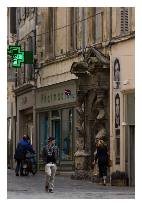 Portal mit Spiralsaeulen, Rue de la Repuplique, Arles