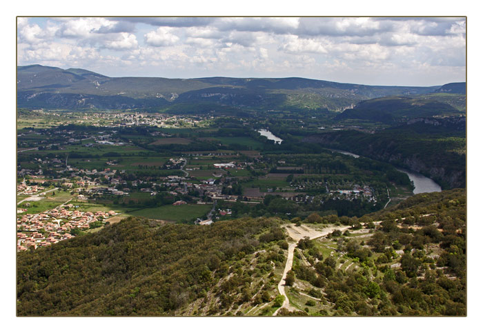 Blick vom Rocher de Sampzon auf die Landschaft der Ardeche