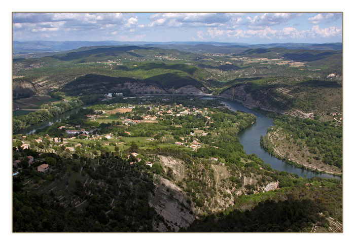 Blick vom Rocher de Sampzon auf die Landschaft der Ardeche