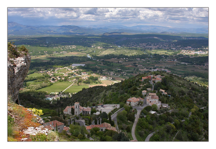 Blick vom Rocher de Sampzon auf die Landschaft der Ardeche