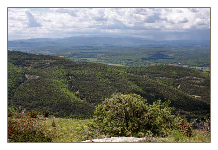 Blick vom Rocher de Sampzon auf die Landschaft der Ardeche