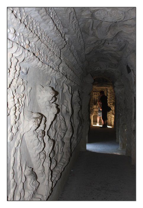 Durchgang im Erdgeschoss, Palais idéal oder der Palast von Ferdinand Cheval