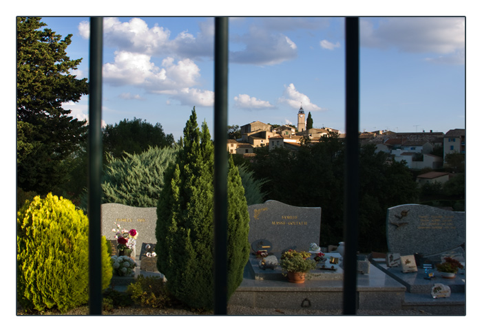 Villeneuve mit Friedhof, an der Durance