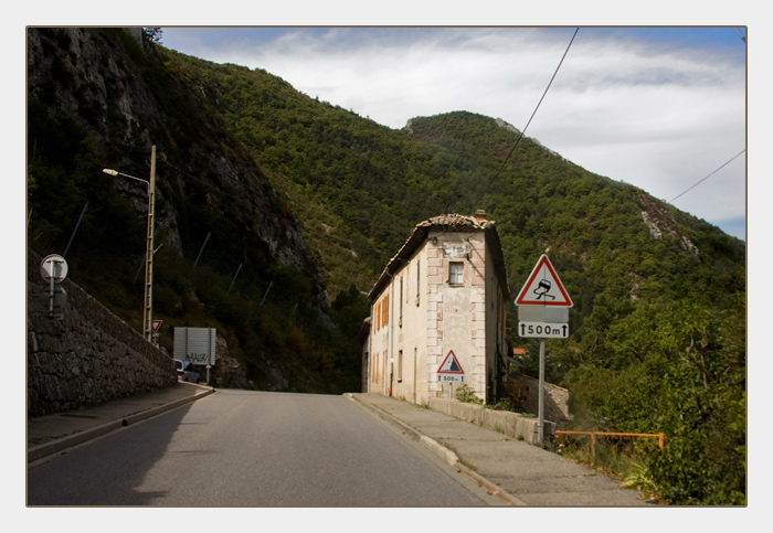 kleines, spitzes Haus bei Serres