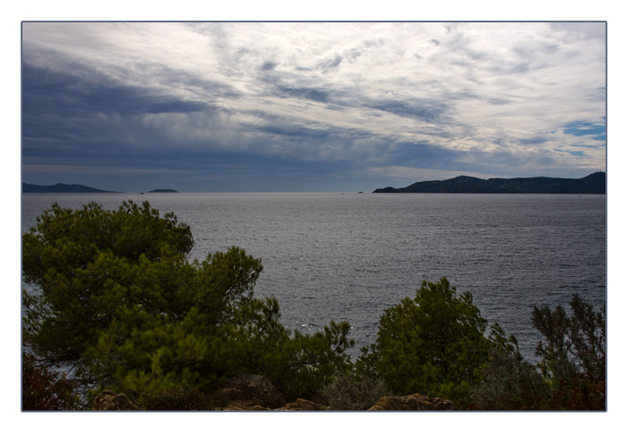 Blick hinüber zu den Îles d’Hyeres (li) und der Halbinsel Giens (re)