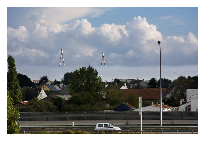 die Pilonen der Loire-Mündungs-Brücke Saint-Nazaire - Saint-Brevin-les-Pins über einer Wolkendecke