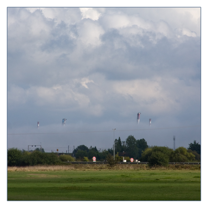 die Pilonen der Loire-Mündungs-Brücke Saint-Nazaire - Saint-Brevin-les-Pins über einer Wolkendecke