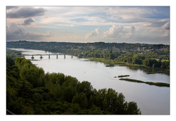 die Loire mit Blick auf die Brücke und den Ort Oudon bei Champtoceaux am Abend