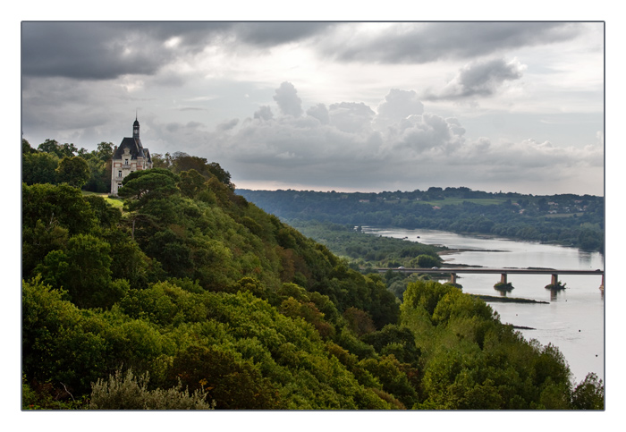 die Loire mit Blick auf das Schloss (Chateau) de champtoceaux die Brücke Oudon am Abend