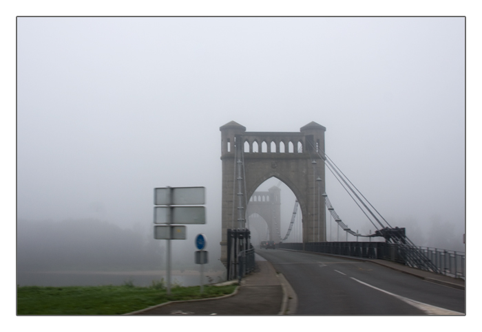 Die Hängebrücke über die Loire bei Langeais im Nebe