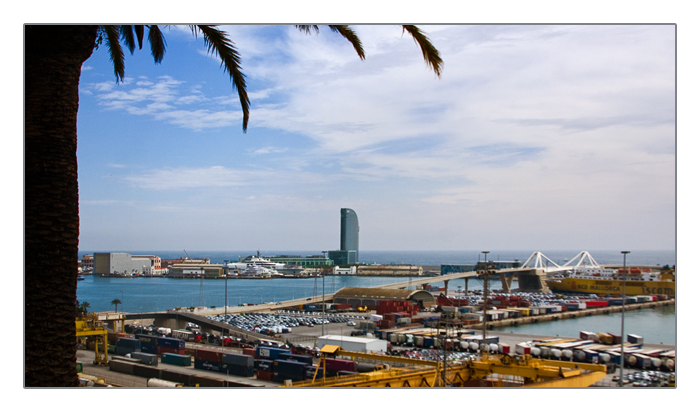 Blick über den Hafen von Barcelona und zum Hotel Vela W