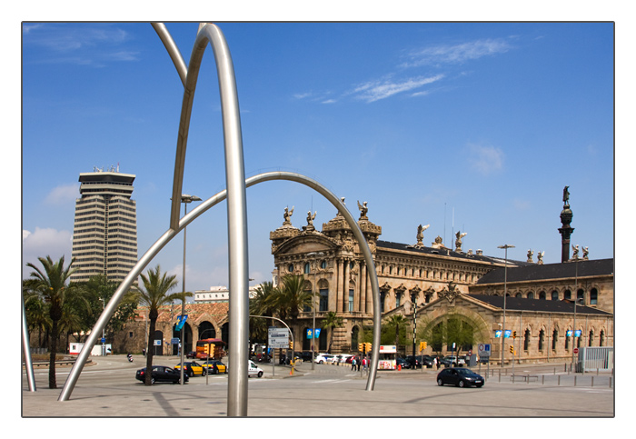 Blick auf das Hotel Colón (re) und das Zollgebäude (re)