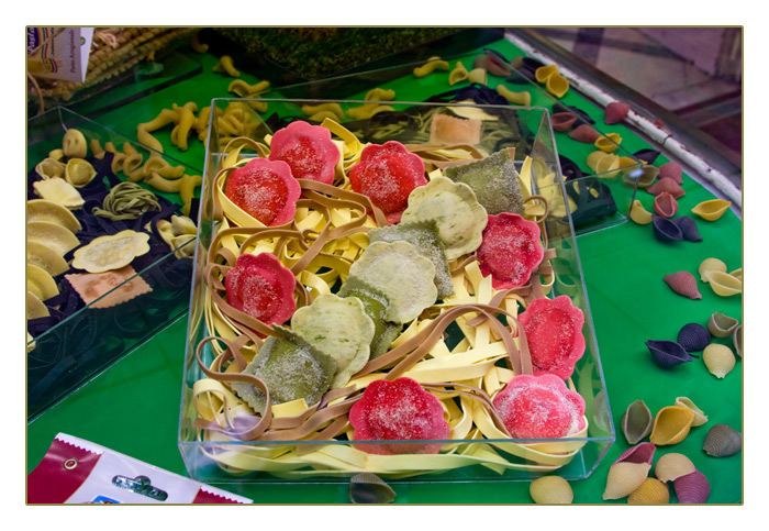 verschiedene Nudeln in Markthalle, Mercado de La Boqueria