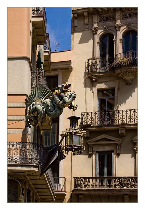 Drache mit Regenschirm, Casa Bruno Cuadros