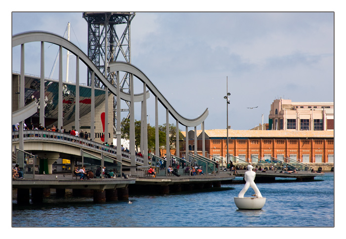 Rambla del Mar mit Blick auf den alten Hafen Port Vell und das alte Speicherhaus