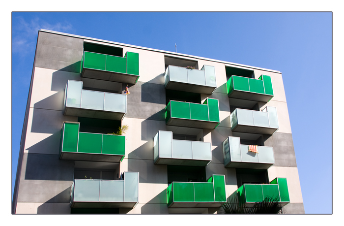 grüne, moderne Balkongeländer, Balcones verdes, Barcelona