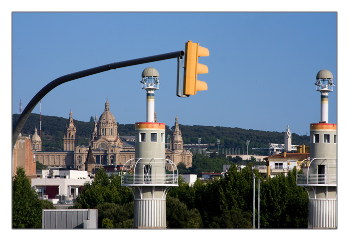 Blick über die Leuchttürme des Parc de l'Espanya Industrial zum National Museum