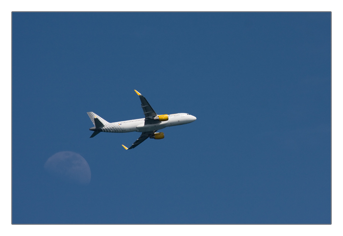 Vueling, EC-MAN, Airbus, A320-214 mit Mond