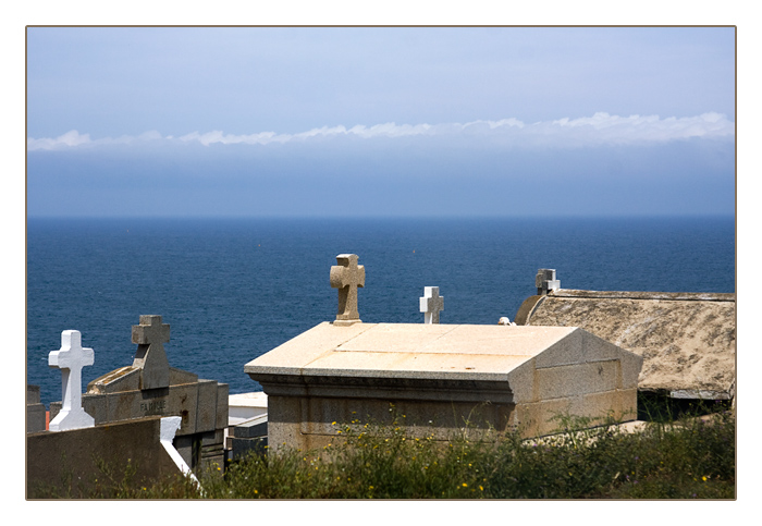 Blick über den Friedhof Cerbere auf das Meer