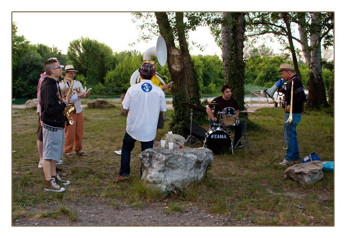 Musikband unter freiem Himmel am Gardon bei Comps