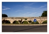 Römische Wasserleitung (Aquädukt) auf einer Kreisverkehrsinsel bei Arles, Region Provence-Alpes-Côte d’Azur, Département Bouches-du-Rhône