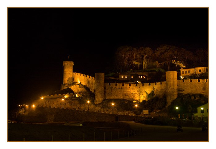 Blick auf die Festung bei Nacht