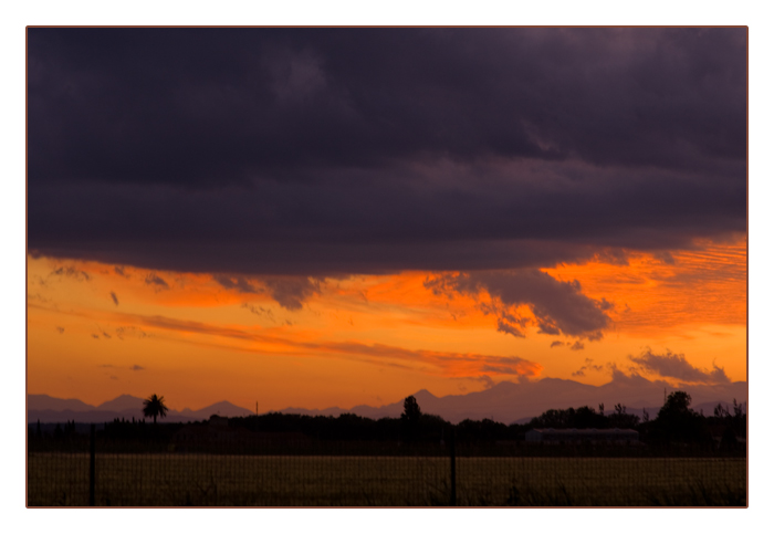 wunderbarer Sonnenuntergang mit einer dicken, dunklen Wolkendecke