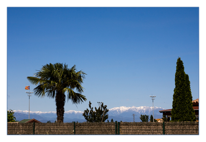 Blick auf die noch verschneiten Berge der Pyrenäen