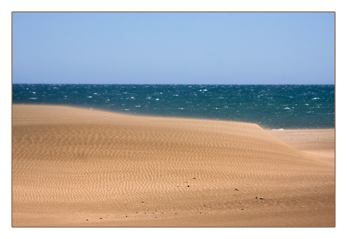 durch einen Sandsturm getrübter Blick aufs Meer