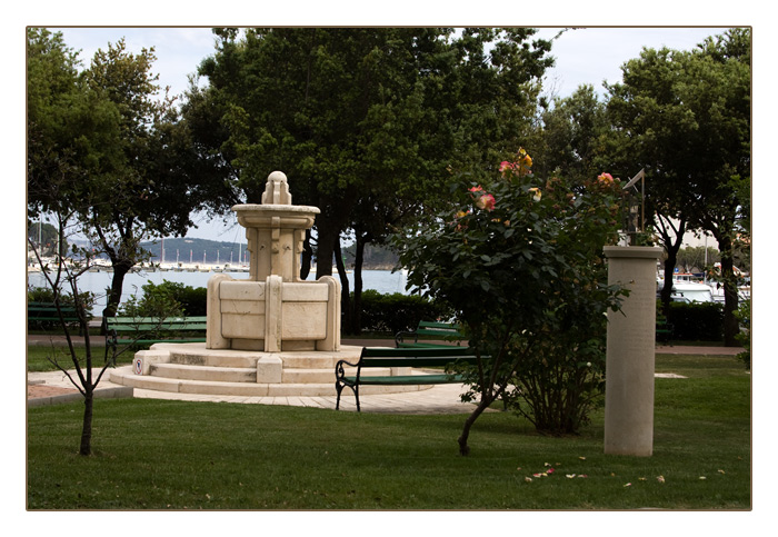 Brunnen im Park Komrcar, Rab