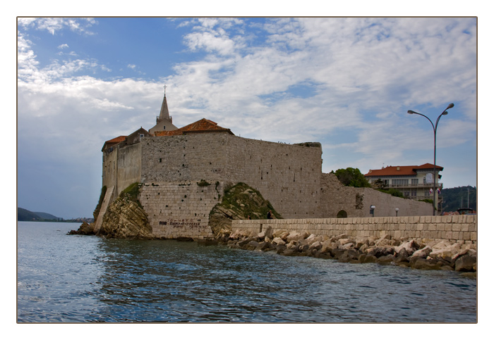 die Hafenausfahrt um die Stadtmauer von Rab