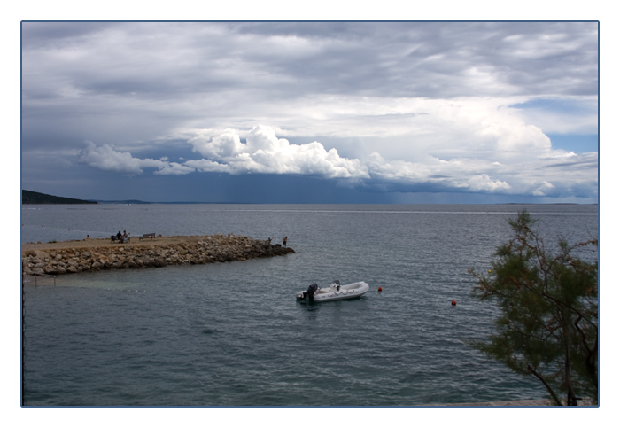 am Strand in einer Bucht der Stadt Krk, Insel Krk