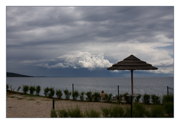 am Strand in einer Bucht der Stadt Krk, Insel Krk, Kroatien