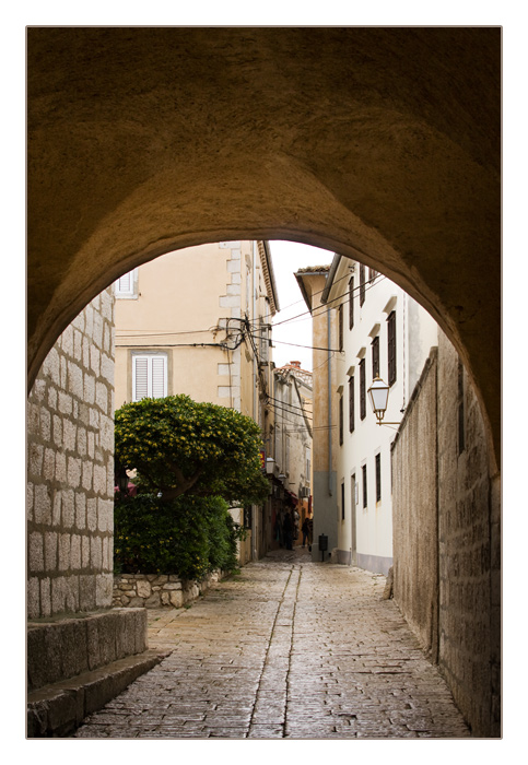 Gasse in Krk, Insel Krk, Kroatien