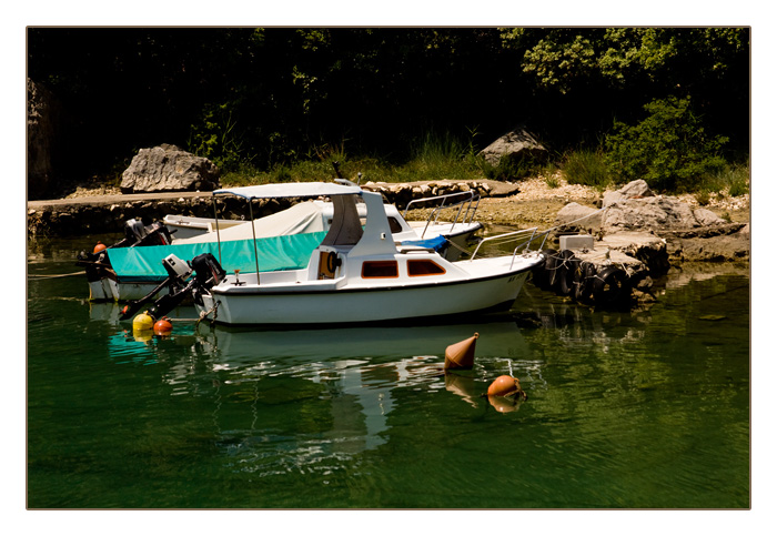 Boote am Fährhafen Valbiska-Merag (Krk-Cres), Insel Krk, Kroatien