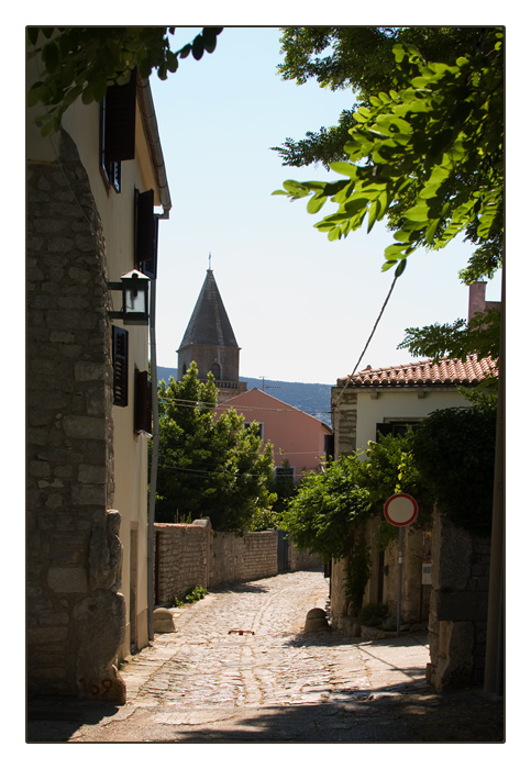 Gasse in Osor mit Kathedrale, direkt am Kanal zwischen der Insel Cres und Lošinj (Losinj)