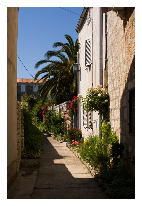 Gasse in Osor, direkt am Kanal zwischen der Insel Cres und Lošinj (Losinj), Kroatien