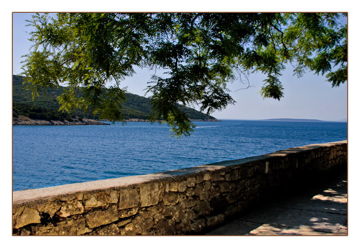 Blick von der Stadmauer von Osor, am Kanal zwischen der Insel Cres und Lošinj (Losinj)