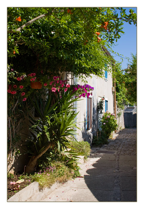 Altstadtgasse von Osor, am Kanal zwischen der Insel Cres und Lošinj (Losinj)