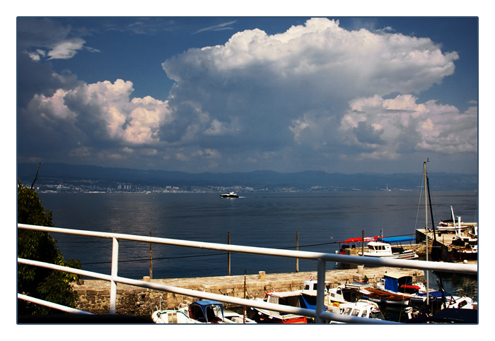 Hafen von Lovran, mit Blick auf Rijeka,Istrien, Kroatien