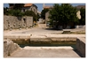 Blick von der alten Brücke von Osor ins Dorf, am Kanal zwischen der Insel Cres und Lošinj (Losinj), Kroatien